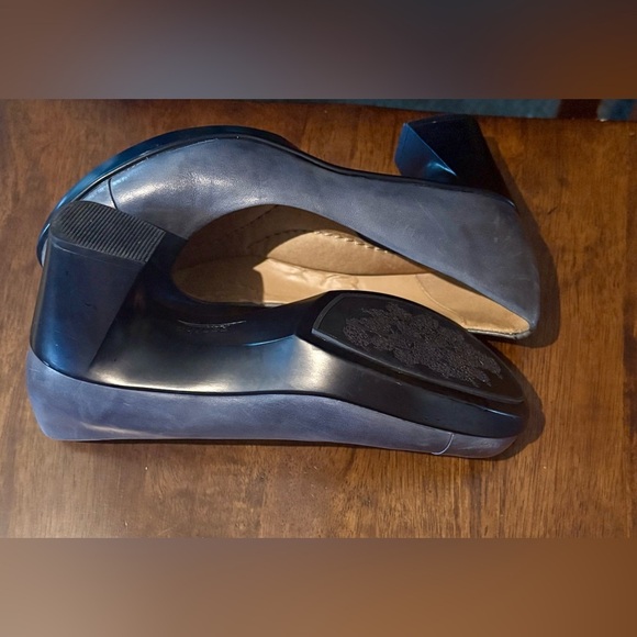 Earth Admiral Blue Leather Women's Heels - Picture 11 of 14